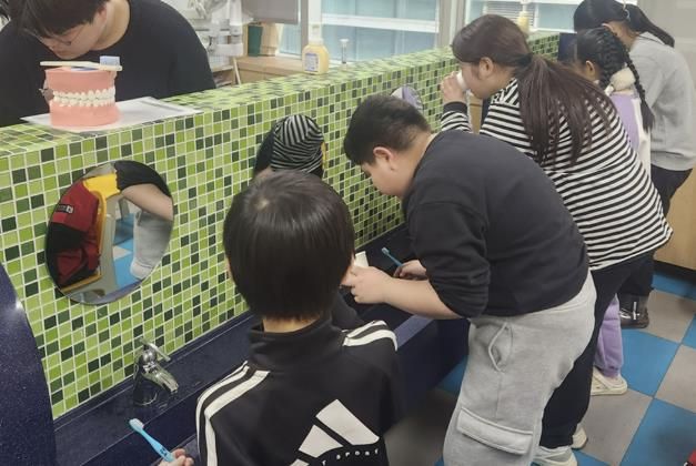 지난해 관악구 아동구강보건교육에 참여한 아이들이 양치질 실습하는 모습
