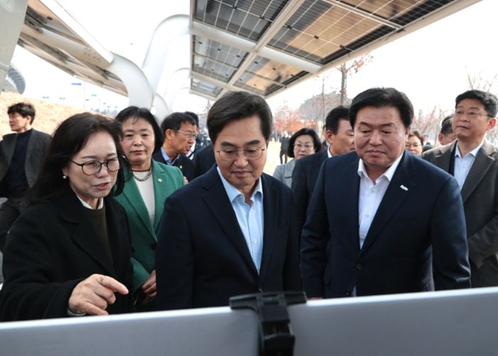 임병택 시흥시장(사진 오른쪽)과 김동연 경기도지사(사진 가운데)가 정왕동 2376번지 시화방조제 자전거길을 찾아 완성된 태양광 시설 설치에 관한 설명을 듣고 있다