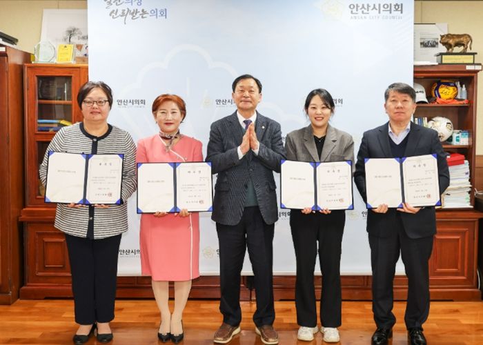 사진은 17일 의회 의장실에서 진행된 ‘소식지 편집위원회 위원 위촉식’ 중 한 장면. 의회는 이날 편집위원 4명을 위촉했다. 왼쪽부터 우인경 현옥순 위원, 박태순 의장, 이은빈 장기준 위원의 모습.