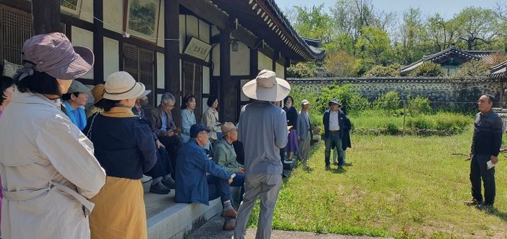 2025년 백호문학관 한시강독 답사 장면.