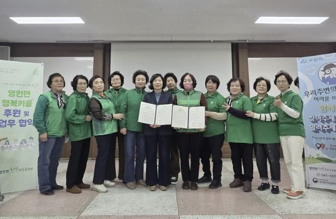복지사각지대 발굴 업무협약 체결 기념 촬영을 하고 있다.