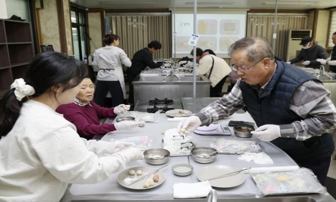 17일 농업기술센터에서 진행 중인 치매예방교육 모습.