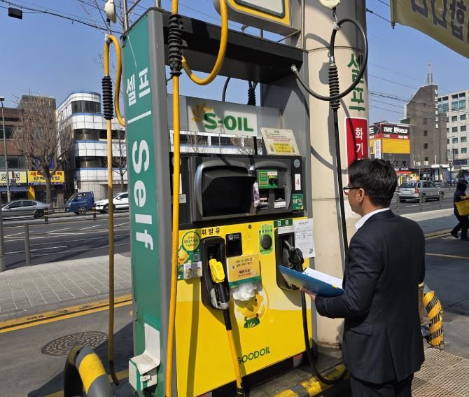 도봉구 지역 내 한 주유소에서 최고가격제 위반 여부 등을 점검하고 있다.