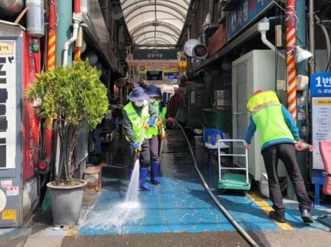 금남시장 봄맞이 물청소하는 모습