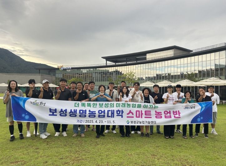 보성군 벌교읍-고흥군 동강면 고향사랑기부제 상호 기부_보성군 벌교읍과 고흥군 동강면 직원들이 단체 사진을 찍고 있다