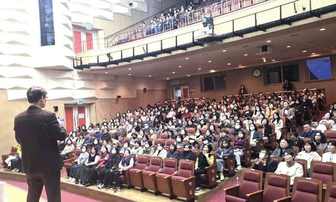 나주시는 지난 17일 나주시 문화예술회관에서 장기요양기관, 노인맞춤돌봄서비스기관, 장애인복지시설 종사자 400여 명을 대상으로 폭력예방 및 직장 내 갑질 근절 교육을 실시했다.