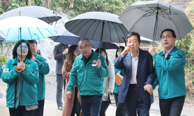 박희조 동구청장이 판암동 일원 옹벽 현장을 방문해 시설물 상태를 점검하고 있다.