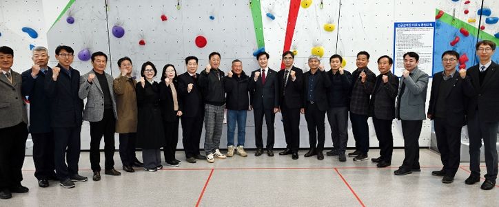 밀양시 기관·단체장 19명이 국립밀양등산학교에서 현장 회의를 가진 후 기념 촬영을 하고 있다.