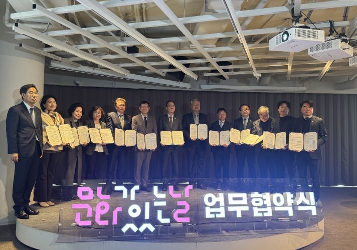 이정곤 밀양시 부시장이 ‘문화가 있는 날’ 활성화 업무협약을 체결한 후 기념 촬영을 하고 있다.