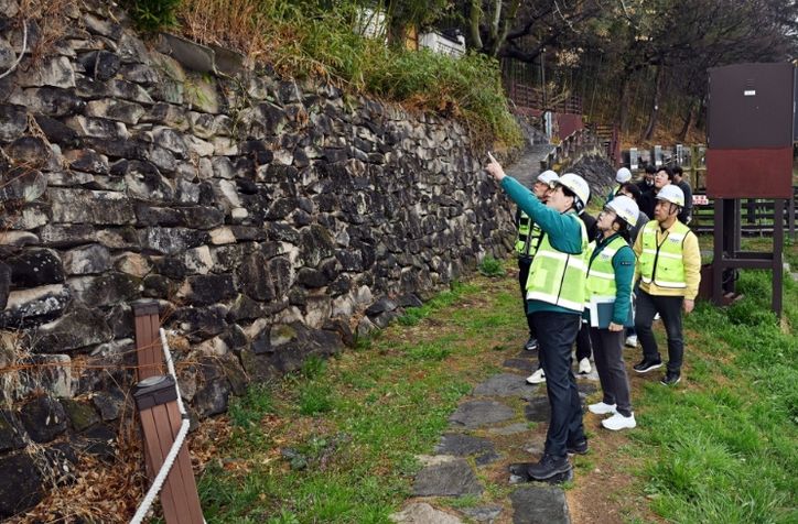 안병구 밀양시장이 해빙기를 맞아 18일 영남루 하부 사면의 관리 상태를 점검하고 있다.
