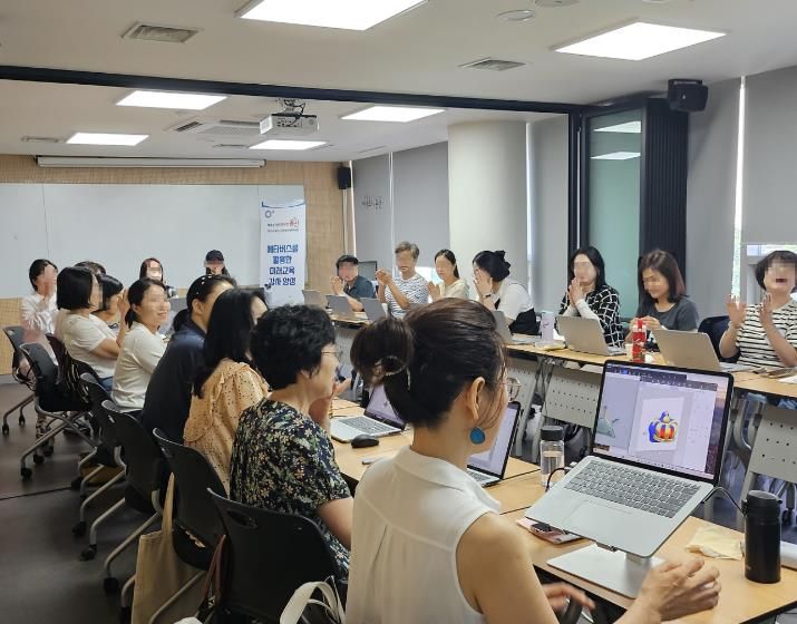 2025년 용산구 민관협력 일자리사업에 참여해 교육받고 있는 용산구민들.