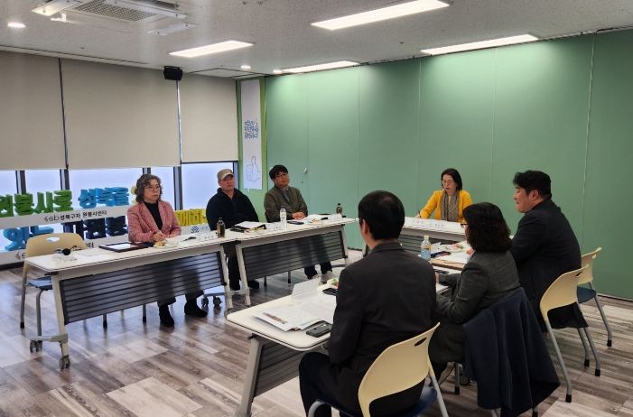 윤재성 성북복지재단 이사장(오른쪽 두 번째)과 관계자들이 기념 촬영을 하고 있다