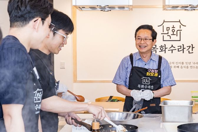 1인 가구 청년들과 함께 음식을 만들고 있는 최호권 영등포구청장