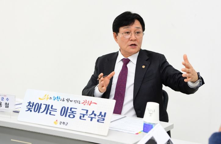 강화군, 초지대교 일원 상습 교통정체 개선 본격 추진(길상면 찾아가는 이동군수실에서 관련 민원에 대해 설명하고 있는 박용철 강화군수)