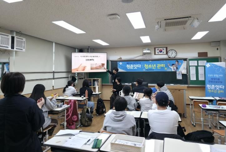고흥군, ‘세대이음 한방건강교실 청춘잇다’ 운영-지난 16일 고흥녹동고등학교 학생 24명을 대상으로 한의학 기반 건강교육 프로그램 운영