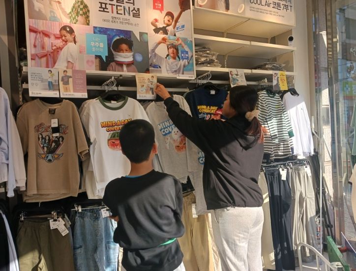 아이들이 매장에 방문해 봄옷과 신발을 직접 고르는 모습