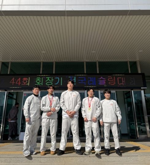 구로구청 레슬링팀이 제44회 회장기 전국레슬링대회장 앞에서 단체 사진을 찍고 있다. (왼쪽부터 강대규, 박성민, 박준호, 정용석, 나홍길 선수)