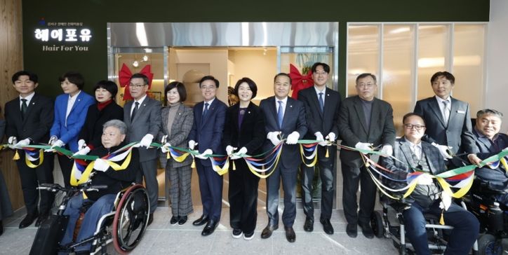 진교훈 서울 강서구청장(뒷줄 왼쪽 여섯 번째)이 어울림플라자 B동 3층에 위치한 장애인 친화미용실 ‘헤어포유’ 개소식에 참석해 내빈들과 테이프 커팅을 하고 있다.
