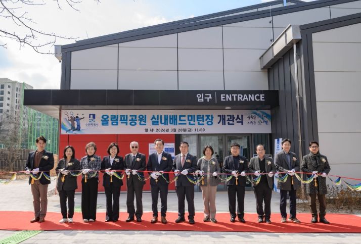 이재준 수원시장(왼쪽 6번째부터), 이재식 수원시의회 의장 등 참석자들이 개관식에서 테이프를 자르고 있다.