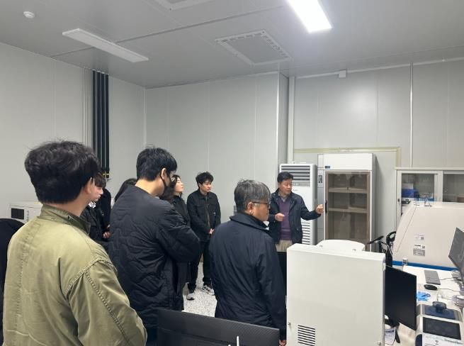 한국자산관리공사 직원들이 경남테크노파크 나노융합센터를 방문해 나노 관련 시험 장비를 살펴보고 있다.