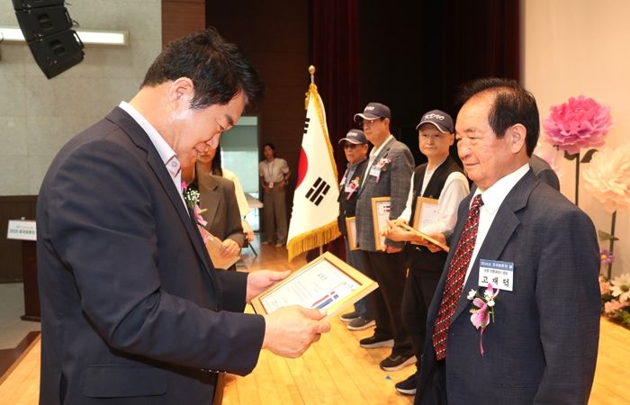 지난해 개최된 호국보훈의 달 기념행사에서 유공구민에게 표창장을 수여하는 박준희 관악구청장(왼쪽)
