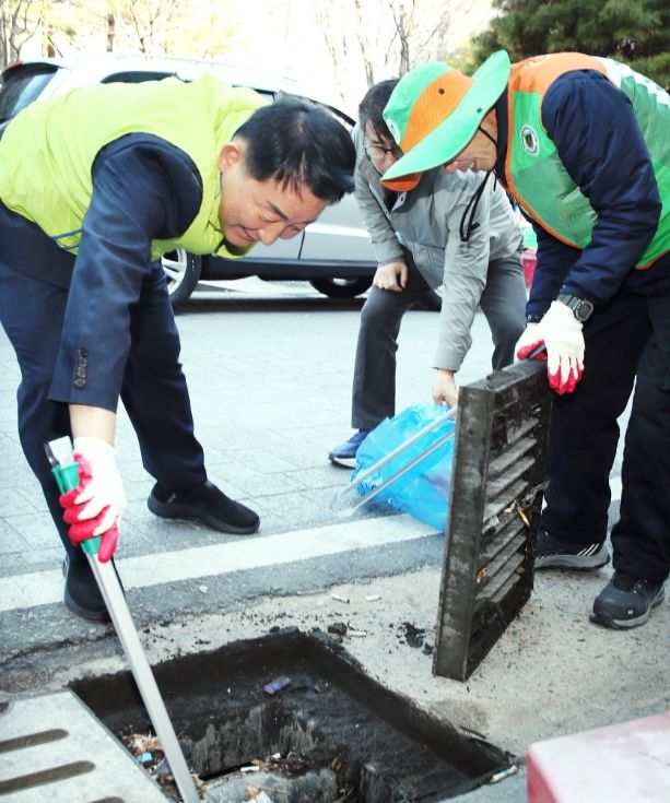 서철모 서구청장이 괴정동 우정가로공원 일대에서 환경정화 활동을 펼치고 있다