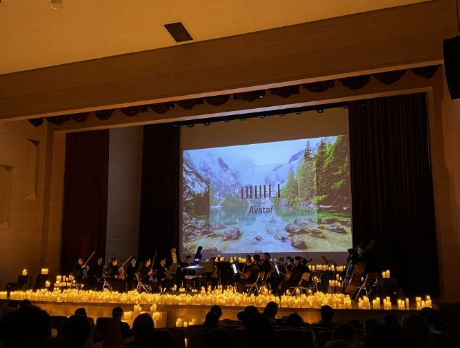 2025년 하모니체스의 캔들라이트 공연 장면