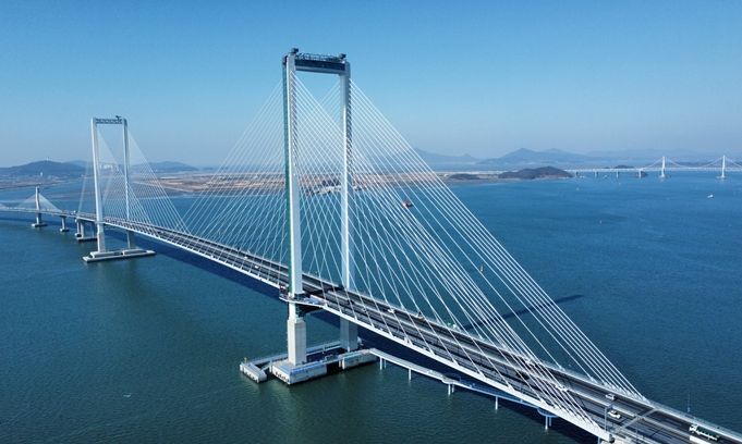 청라하늘대교 전경. 오는 4월 6일부터 인천시민은 청라하늘대교를 무료로 이용할 수 있다. 3월 30일부터 통행료 감면시스템(intoll.incheon.go.kr)에 하이패스카드와 차량번호를 사전 등록해야 혜택을 받을 수 있다.