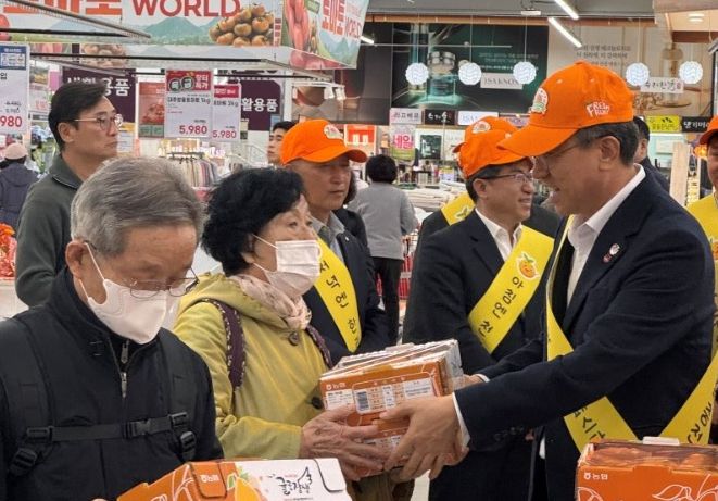 ‘제주 행복 만감 페스타’ 만감류 판촉 활동하는 오순문 시장