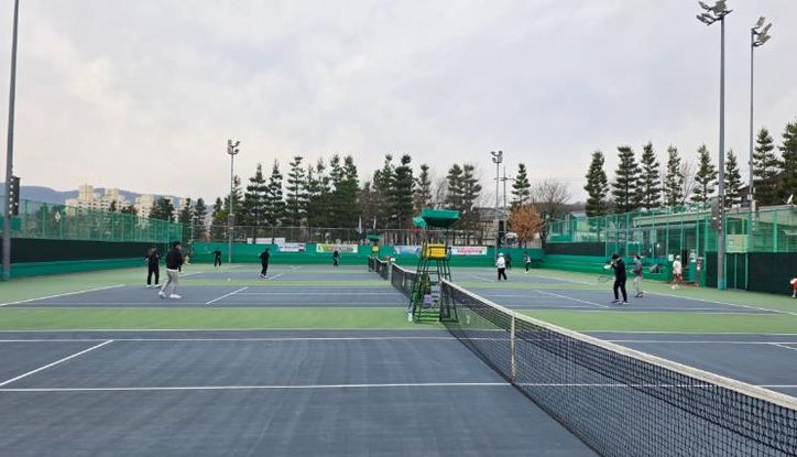 지난 21일부터 22일까지 열린 ‘제38회 밀양시 종별 테니스대회’에 참가한 동호인들이 밀양종합운동장 부속 테니스장에서 열띤 경기를 펼치고 있다.