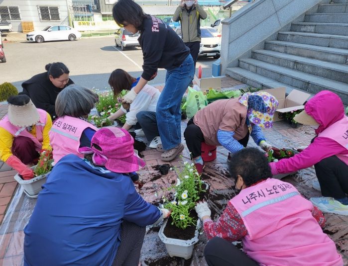 나주시가 오는 4월 30일까지 노인일자리 참여자들의 안전한 근로환경 조성을 위해 현장점검에 나선다. 사진은 나주시 노인일자리 참여 모습.