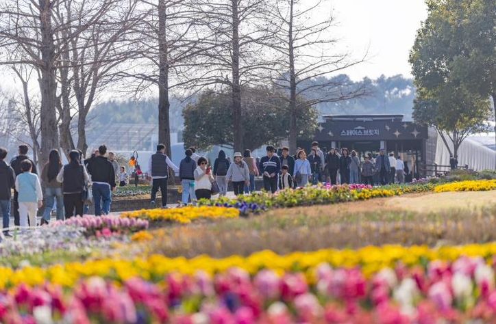 봄을 맞아 순천만국가정원을 찾은 사람들(2026년)