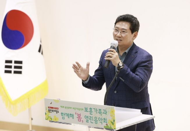 이상일 용인특례시장이 23일 보훈회관 대강당서 열린 '제2회 보훈가족 음악회'에 참석해 축사하고 있다