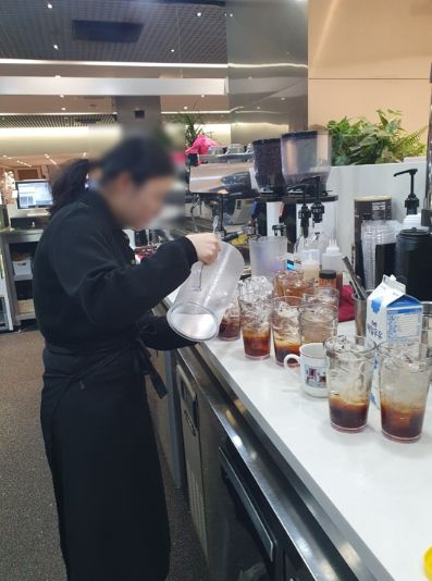 베이커리씨어터의 바리스타 직무 참여자 모습