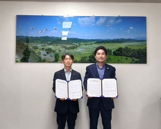 창녕군과 신용회복위원회 창원지부가 업무협약을 체결하고 있다.