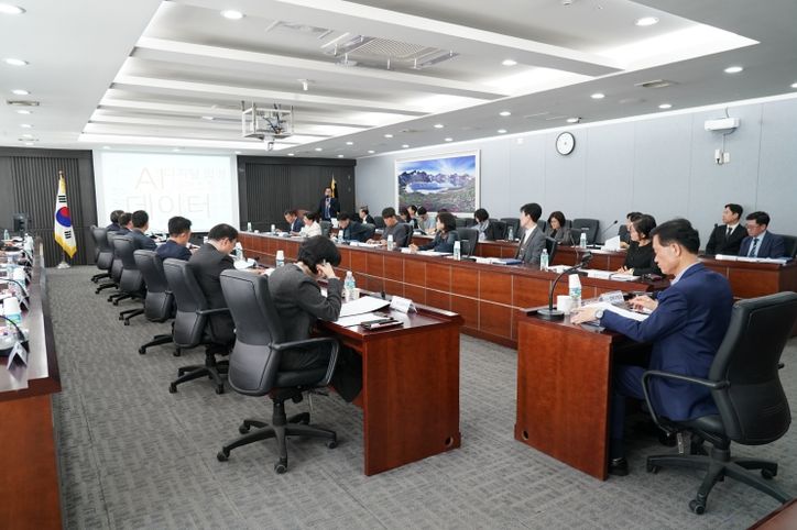 성북구 관계자들이 ‘성북형 AI 모델 개발 및 추진전략 수립 용역 착수보고회’에 참석해 AI 행정 도입 방향을 공유하고 있다.