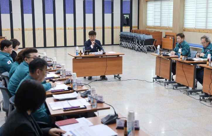 최충규 대덕구청장과 대덕구 간부공무원 및 관계자들이 27일 구청 대회의실에서 새일복합문화센터 건립을 위해 건축기획 용역 착수보고회를 진행하고 있다.