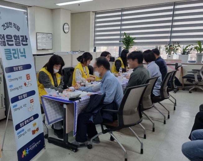 지난해 ‘젊은 혈관 클리닉’ 프로그램으로 사업장을 방문한 건강 전문가들이 직장인을 대상으로 혈압·혈당 등 건강 측정과 상담을 진행하고 있다.