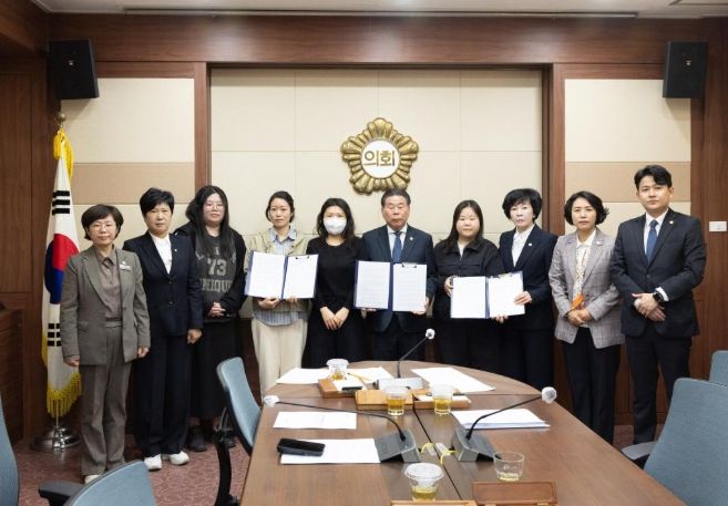 의원·직원 피의자 엄벌 탄원서 서명