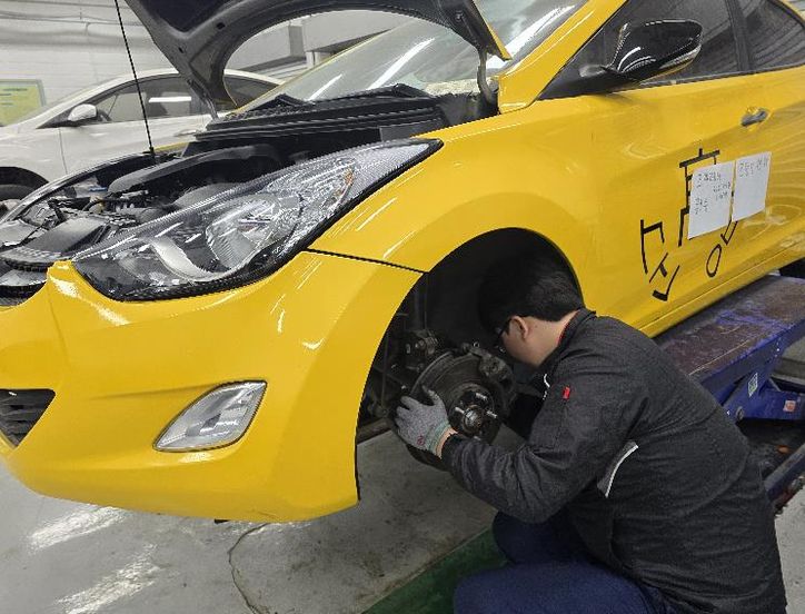 1. 순천공업고 학생이 자동차정비 직종 훈련을 하고 있다.