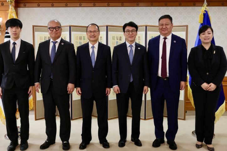 김민석 국무총리가 2일 세종대로 정부서울청사에서 조나단 초이 홍콩 중화총상회장을 접견, 인사 및 환담을 나누고 있다.(국무조정실)