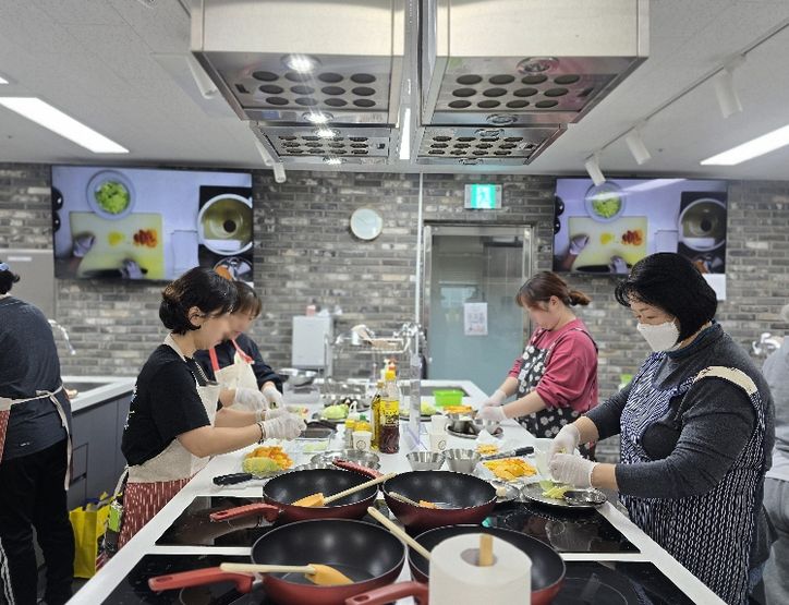 25년 11월 마들보건지소 2층 영양조리실에서 진행된 더바른식탁 조리실습 현장