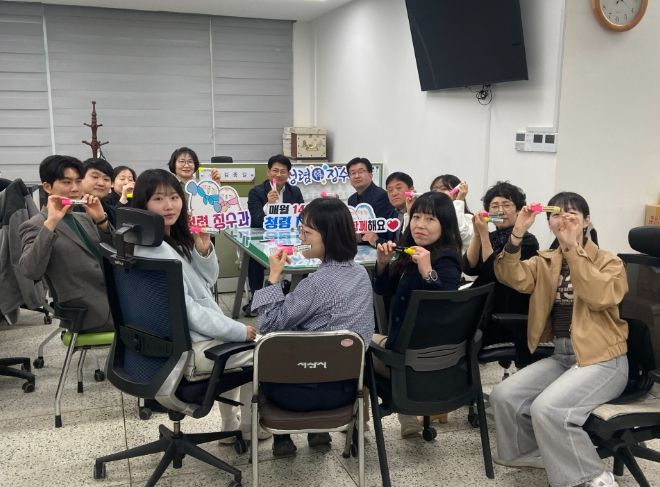 청렴형광펜을 들고 있는 징수과 직원